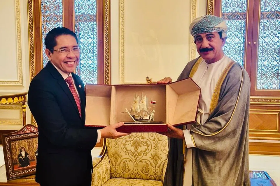 Menteri Pejabat Diraja Oman, Jeneral Sultan Bin Mohammed Al Nomani (kanan) menyampaikan cenderamata kepada Menteri Kedua (Ehwal Luar merangkap Pendidikan), Dr Mohamad Maliki Osman.
