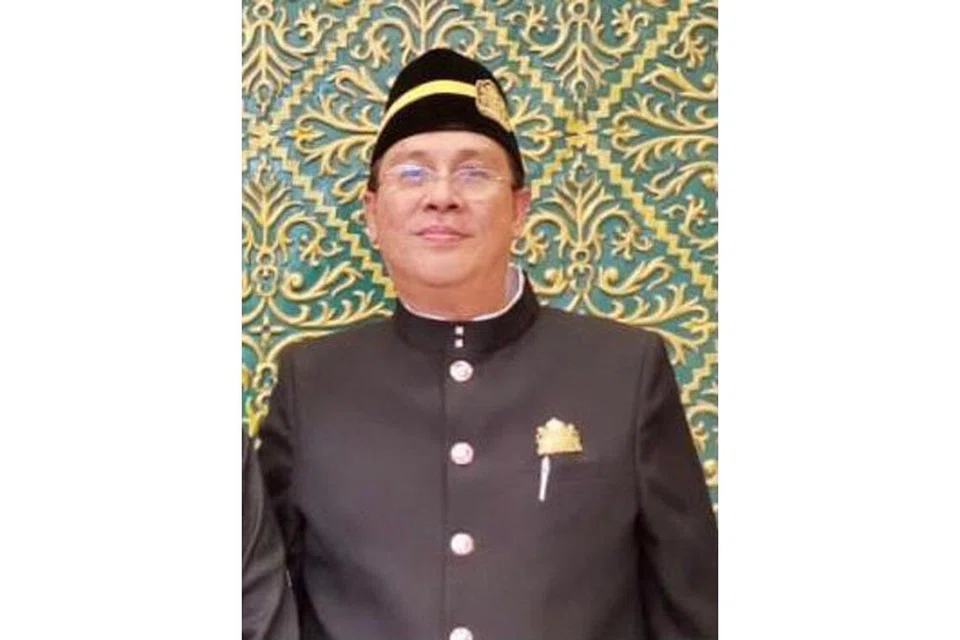 "Selain sifat berani dan kepahlawanan, orang Bugis memang dikenali dengan semangat setiakawan yang tinggi dan suka berbuat baik serta membantu. Mereka berpegang pada pandangan di mana bumi dipijak, di situ langit dijunjung Maka dengan itu, orang Bugis telah menyerap semua adat dan bercampur-gaul dengan orang Melayu. Tokoh Bugis seperti Ambo Sooloh juga terkenal dengan sifat dermawan dan membantu masyarakat Melayu di Singapura." - Raja Muhammad Khalid Raja Adnan, Presiden Persatuan Melayu Bugis Singapura (gambar atas). Beliau dari keturunan Raja Haji Fisibillah Ibni Opu Daeng Chelak. - Foto ihsan SARAFIAN SALLEH 
