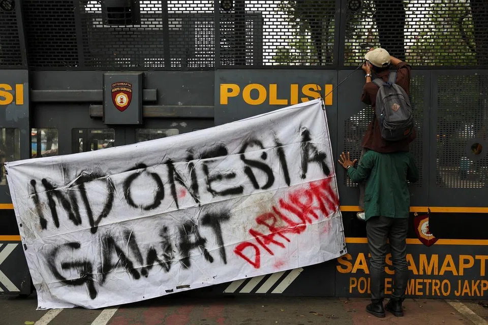 Pelajar universiti memasang sepanduk bertulis “Indonesia dalam keadaan darurat” pada sekatan polis semasa satu protes pada ulang tahun pertama pentadbiran Presiden Prabowo, sambil mengkritik dasar-dasar pemerintah  termasuk program makanan percuma, di Jakarta pada 20 Oktober. 