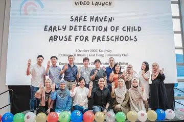 LANCAR VIDEO: Encik Zhulkarnain Abdul Rahim (depan, tiga dari kanan) bersama anggota lembaga pengarah dan staf Casa Raudhah di pelancaran video Safe Haven: Pengesanan Awal Penderaan Kanak-Kanak Bagi Prasekolah. - Foto NUR DIYANA TAHA