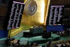 Keputusan undian terhadap resolusi dipaparkan semasa mesyuarat  Perhimpunan Agung Pertubuhan Bangsa-Bangsa Bersatu (PBB) pada ulang tahun ketiga pencerobohan Russia ke atas Ukraine, di ibu pejabat PBB di New York pada 24 Februari 2025.