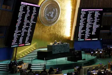 Keputusan undian terhadap resolusi dipaparkan semasa mesyuarat  Perhimpunan Agung Pertubuhan Bangsa-Bangsa Bersatu (PBB) pada ulang tahun ketiga pencerobohan Russia ke atas Ukraine, di ibu pejabat PBB di New York pada 24 Februari 2025.