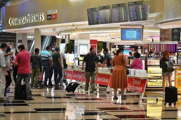 LEBIH RAMAI MELANCONG: Beberapa ejen pelancongan setempat di sini berkata sebahagian besar pertanyaan dan tempahan yang dilakukan tahun ini adalah bagi cuti Jun dan Disember.