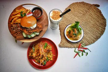 MENU HARI KEBANGSAAN: Restoran Swensens menghidangkan empat sajian baru iaitu Burger Nasi Lemak, Linguine Laksa Kering, Ayam Goreng Sos Telur Asin dan minuman Pandan Kaya Cloud sempena Hari Kebangsaan 2023.