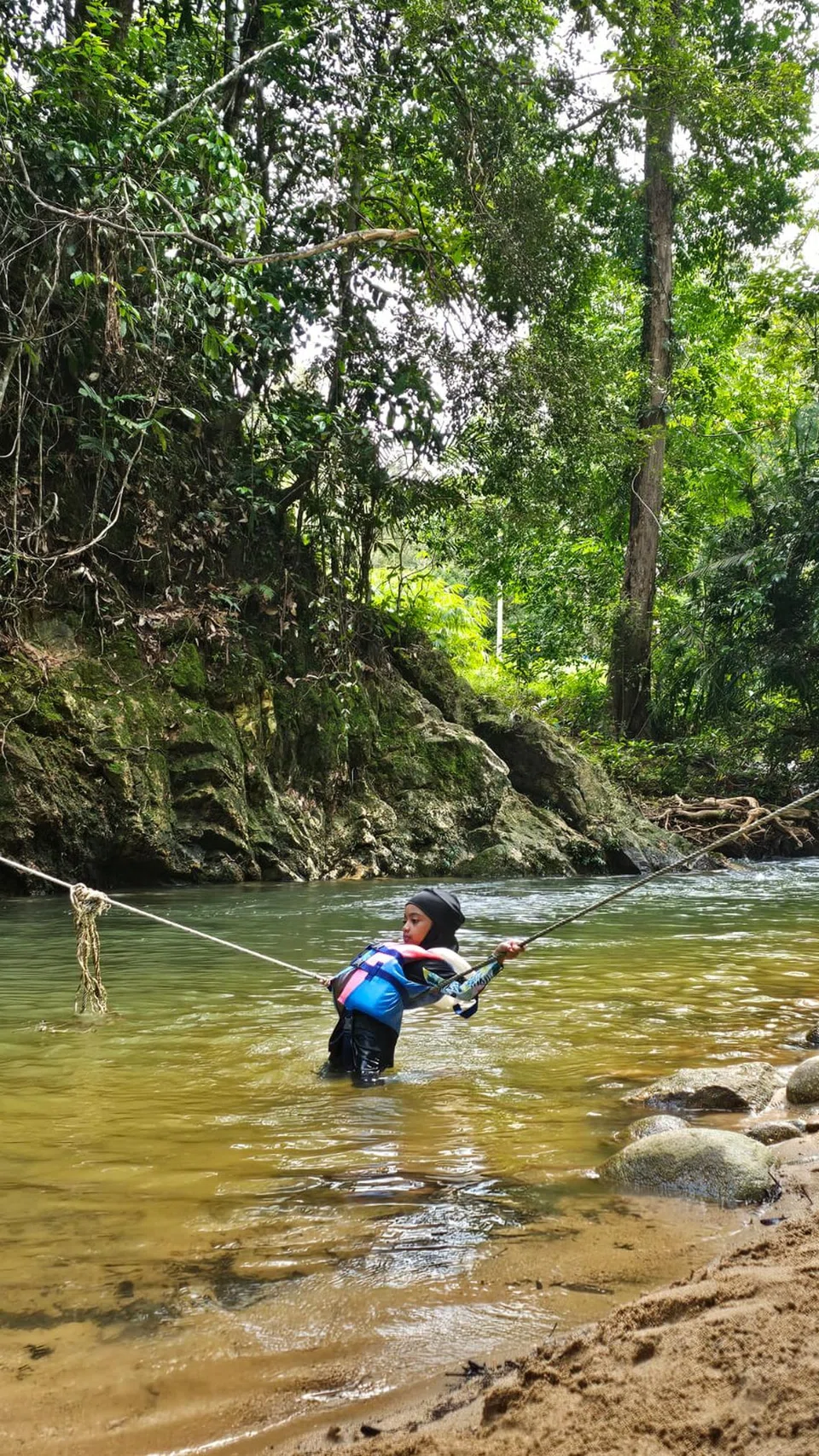 Auliaa Ez-Zahra Mohamad Imran merentas sungai di TokBak Campsite Perak.