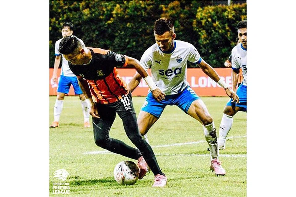 PERLU BANGKIT: Seorang pemain Hougang (gambar atas) berebut bola dengan pemain Lion City Sailors dalam perlawanan yang berkesudahan seri. Hougang perlu bangkit dan menewaskan Albirex petang esok, supaya ia dapat meloncat ke atas pasukan dari Jepun itu di kedudukan SPL. - Foto SPL