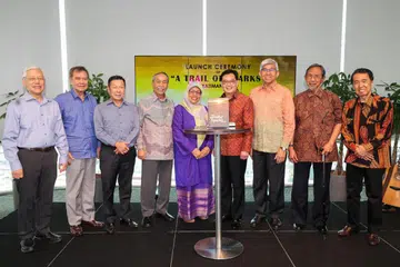 Majlis pelancaran buku koleksi puisi ‘Percikan Kembara’ tulisan mantan Setiausaha Parlimen Kanan, Encik Yatiman Yusof (empat dari kiri), pada 5 Mei turut dihadiri antaranya (dari kiri) mantan Menteri Kabinet, Encik Lee Yock Suan; mantan Speaker Parlimen, Encik Abdullah Tarmugi; mantan Menteri Kabinet, Encik Mah Bow Tan; isteri Encik Yatiman, Cik Sadiah Kalyoni; Timbalan Perdana Menteri, Encik Heng Swee Keat; mantan Menteri Kabinet, Dr Yaacob Ibrahim; mantan Menteri Negara Kanan, Encik Sidek Saniff; serta Presiden Asas ’50, Cikgu Suraidi Sipan.