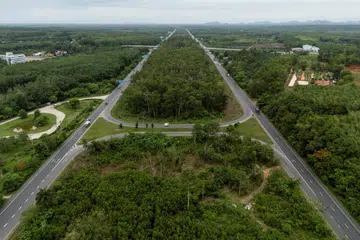 Pandangan dron menunjukkan Lebuh Raya 44, juga dikenali sebagai Lebuh Raya Pesisir Selatan, laluan yang menghubungkan wilayah Krabi dan Surat Thani, sebagai sebahagian daripada projek Jambatan Darat Selatan yang dicadangkan oleh Thailand untuk menghubungkan Laut Andaman dengan Teluk Thailand, di wilayah Surat Thani.
