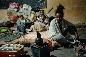 KEADAAN MEMILUKAN: Seorang wanita yang melarikan diri dari konflik di wilayah Tigray, Habsyah, sedang menyiapkan kopi untuk satu bilik darjah yang dipenuhi dengan 25 ibu yang berada di sekolah rendah Mekele, di ibu kota Tigray, sejak tujuh bulan lalu. Sekolah itu menjadi kem penempatan sementara untuk lebih 2,000 orang kebanyakannya dari Humura, bersempadankan dengan Eritrea dan Sudan. Menurut PBB, Tigray, wilayah barat laut itu menyaksikan kira-kira 350,000 di ambang kebuluran. - Foto AFP
