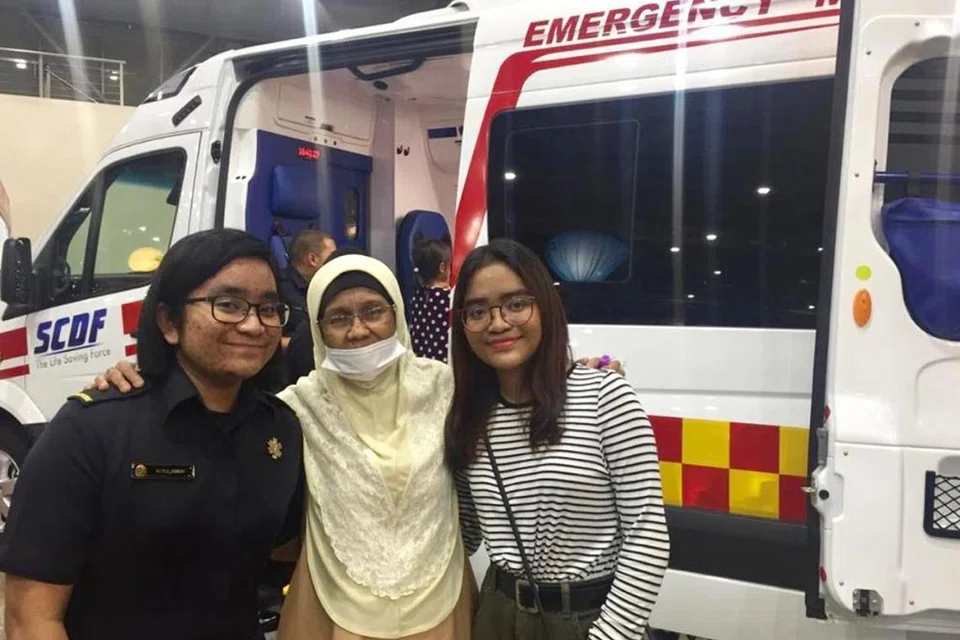 Cik Nuruljannah (kiri) bersama neneknya, Allahyarhamha Hajjah Hamidah Abdul Razak, dan adik bongsu, Cik Nur Laila Mohammad Razib, sebelum kemalangannya pada 2019. Beliau seorang pelatih paramedik bersama SCDF ketika gambar diambil pada 2018.