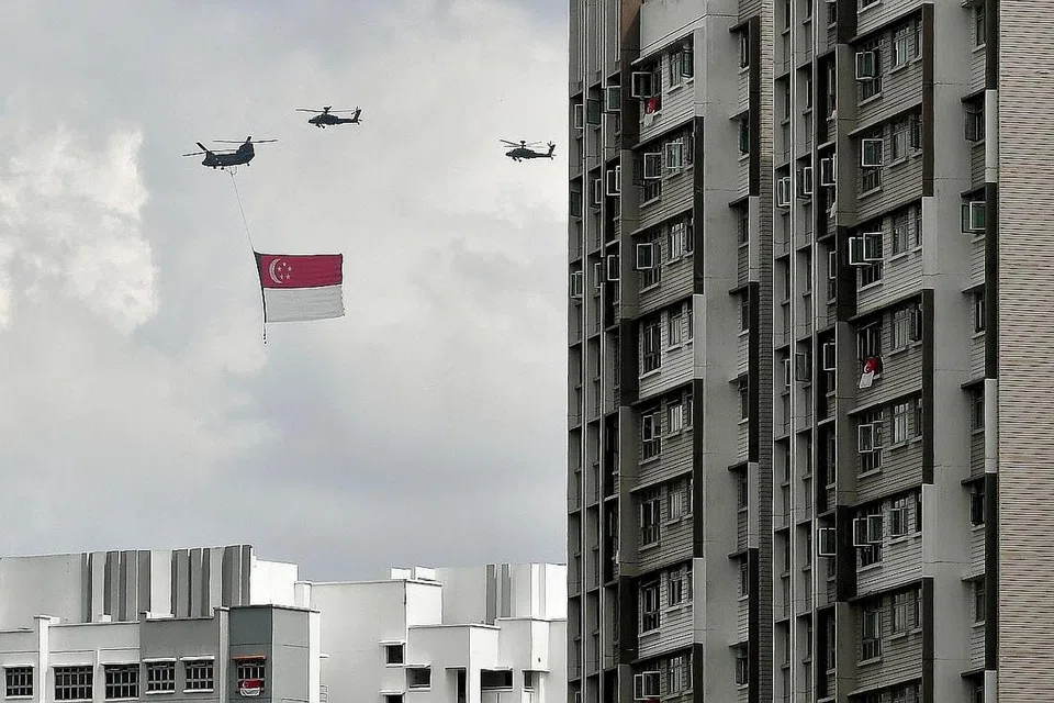 BERKIBAR DI ATAS RUMAH: Terbang lalu bendera negara tahun ini diadakan di kawasan kejiranan dengan Angkatan Udara Republik Singapura (RSAF) menyediakan dua kumpulan helikopter pembawa bendera yang melintas dua laluan mengelilingi Singapura iaitu di kawasan barat dan juga timur. - Foto BH oleh LIM YAOHUI 