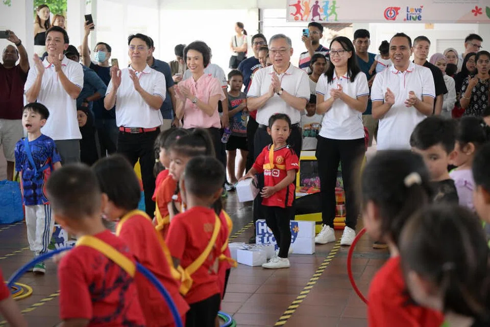 (Dari kiri) Mantan penjabat awam Encik Jeffrey Siow; Anggota Parlimen (AP) GRC Chua Chu Kang, Encik Don Wee; Menteri Negara Kanan (Kebudayaan, Masyarakat dan Belia), Cik Low Yen Ling; Timbalan Perdana Menteri, Encik Gan Kim Yong; penasihat kedua kepada pertubuhan akar umbi Kembangan-Chai Chee, Dr Choo Pei Ling dan Encik Zhulkarnain Abdul Rahim menyertai Hari Sukan bersama kanak-kanak Yayasan Masyarakat PAP (PCF). 