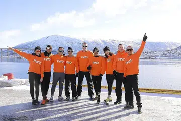GHAIRAH MAHU BERLUMBA: Shariff (empat dari kanan) bergambar dengan para pelumba lain yang mendapat tajaan syarikat insurans FWD untuk menguji keupayaan di edisi Maraton Kutub Utara kali ini. Mereka ketika itu berada di bandar Tromso, di Norway, sebelum bertolak ke Longyearbyen yang terletak di kepulauan Svalbard yang menjadi 'pangkalan' bagi semua peserta berkumpul sebelum diterbangkan di Kutub Utara nanti. - Foto FWD