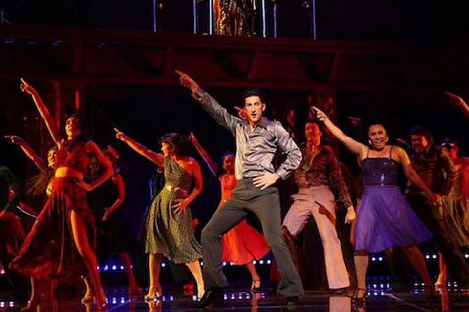 PERJALANAN RAJA DISKO: Kisah Tony Manero yang ligat menari dan menggegarkan kota Brooklyn, New York, sekitar tahun '70-an dipentaskan dengan lagu hit berkumandang. - Foto MARINA BAY SANDS