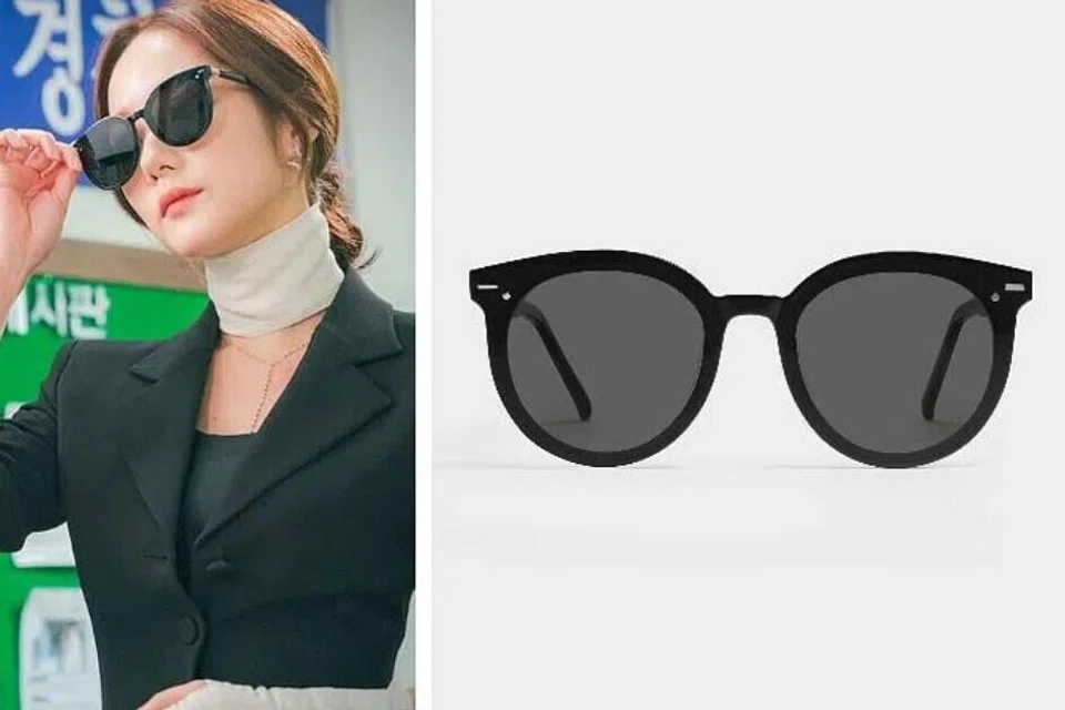 Cermin mata hitam daripada Gentle Monster itu mempunyai siluet yang ringkas tetapi kemas, menjadikannya serba boleh untuk digayakan.