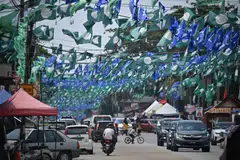 PERANG BENDERA: Dalam pilihan raya negeri di Malaysia pada 12 Ogos lalu, keputusan menunjukkan Parti Islam SeMalaysia (PAS) muncul sebagai pemenang besar sementara Umno kalah besar.