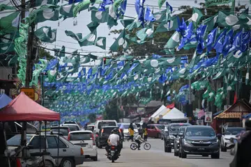 PERANG BENDERA: Dalam pilihan raya negeri di Malaysia pada 12 Ogos lalu, keputusan menunjukkan Parti Islam SeMalaysia (PAS) muncul sebagai pemenang besar sementara Umno kalah besar.