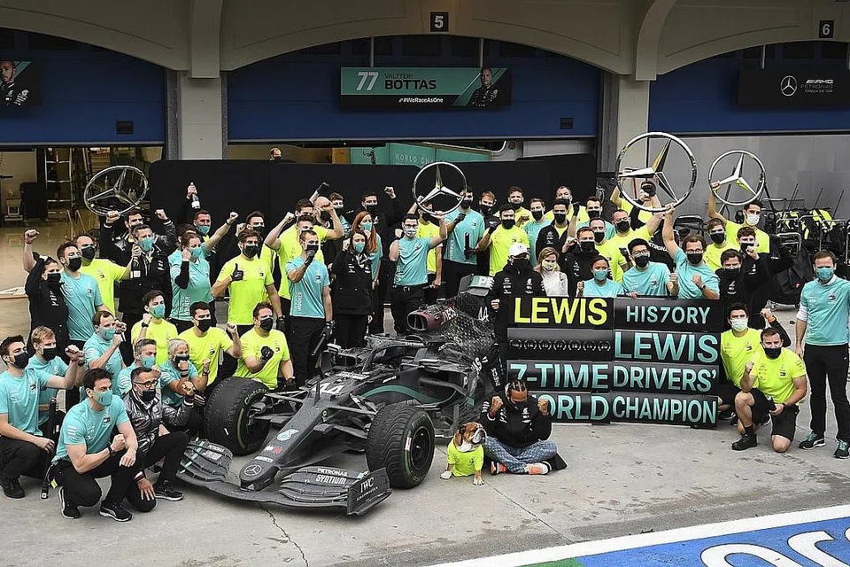 BERSAMA PASUKAN: Lewis Hamilton meraikan kemenangan bersama pasukannya Mercedes-AMG Petronas selepas kemenangan di Istanbul - yang ke-94 kariernya - melengkapkan tujuh gelaran selepas turut memenanginya pada tahun 2008, 2014, 2015, 2017, 2018 dan 2019. - Foto EPA-EFE 