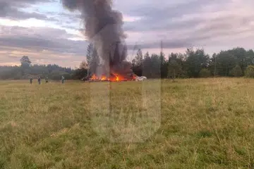 TERBAKAR SELEPAS TERHEMPAS: Jet peribadi yang terhempas di perkampungan di barat laut Moscow, Kuzhenkino, wilayah Tver  mengorbankan kesemua penumpang termasuk ketua kumpulan askar upahan Russia, Wagner, Encik Yevgeny Prigozhin.   