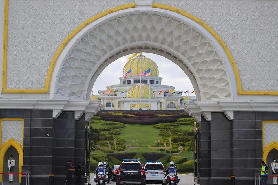 PELETAKAN JAWATAN DITERIMA: Yang di-Pertuan Agong berkenan menerima peletakan jawatan Dr Mahathir sebagai perdana menteri. 