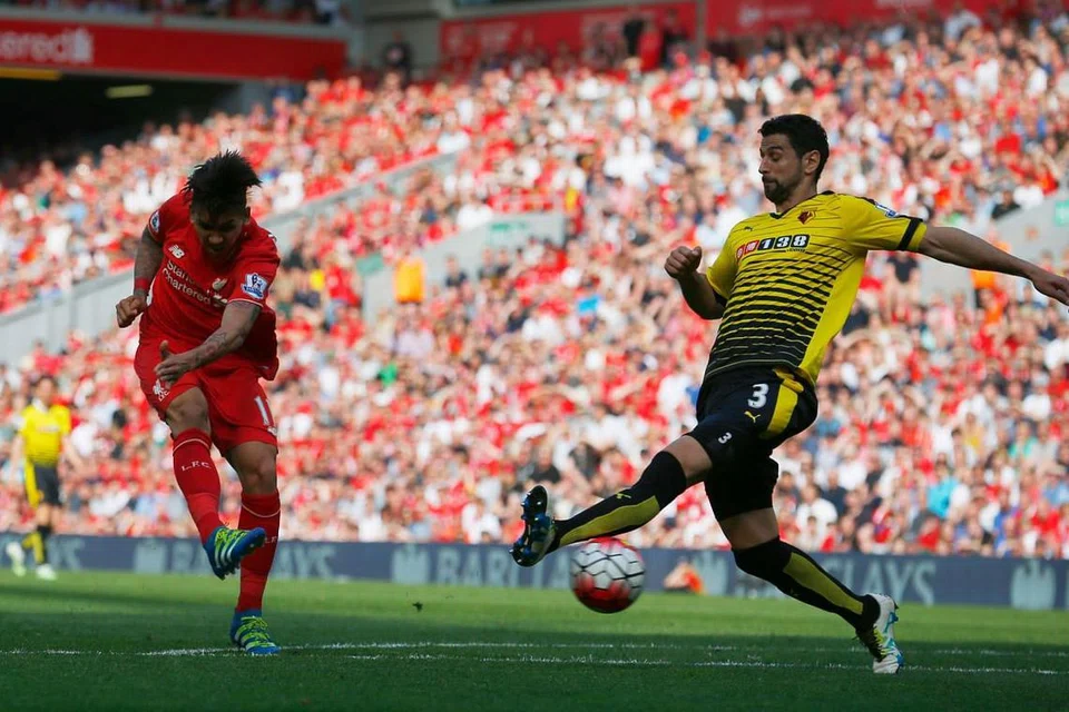 Roberto Firmino (kiri)) menendang bola melepasi pemain pertahanan Watford, Miguel Britos, untuk menjaringkan gol kedua Liverpool. 