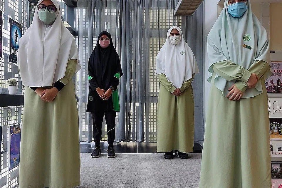 IKUTI SESI BENGKEL KONGRES MODEL HARVARD ASIA: Pelajar MAI yang telah hadiri sesi Bengkel Kongres Model Harvard Asia (HMCA) yang diadakan dalam talian. Dari kiri belakang, Hadiya Ali (tudung hitam) dan Afiqah Ashfaque. Depan kiri Fatima Musharrat dan Salwa Sanaullah Khan. Pelajar Velliyattil Sheheen Parveen tiada dalam foto. - Foto MADRASAH AL-ARABIAH AL-ISLAMIAH (MAI)