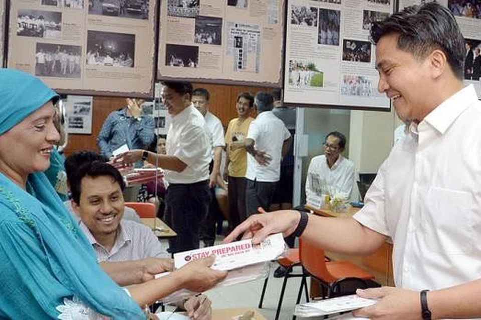 PENGALAMAN MEMBANTU: Encik Saktiandi yang pernah menjadi sukarelawan di MPS melakukan sesi MPS pertama beliau selaku AP Selasa lalu di Toa Payoh. - Foto TAUFIK A. KADER