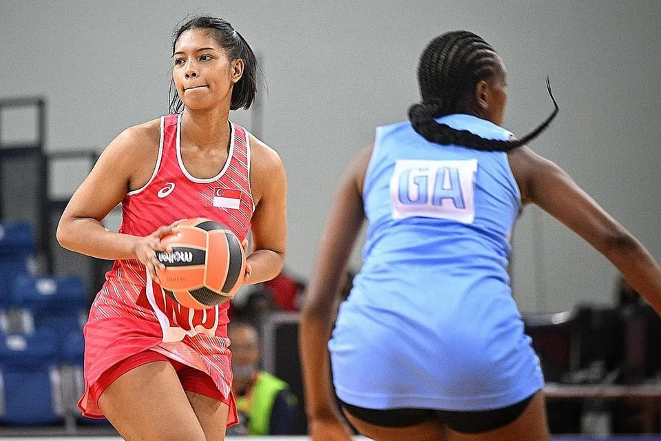 USAHA TIDAK CUKUP UNTUK MENANG: Penyerang Singapura, Amandeep Kaur Chahal (kiri), berjaya menjaringkan kesemua 11 percubaannya ketika menentang Fiji pada Piala Negara-Negara Isnin lalu di Arena OCBC. - Foto BH oleh ARIFFIN JAMAR