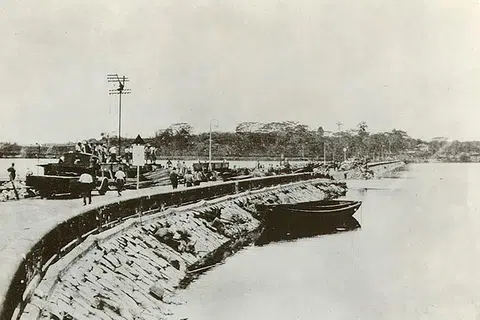 1942: Pada 31 Januari, tentera British meletupkan Tambak Johor, memisahkan Singapura dengan Johor di tanah besar Malaya. Ini dilakukan bagi melengahkan pasukan Jepun, yang baru menawan Johor, daripada memasuki Singapura.