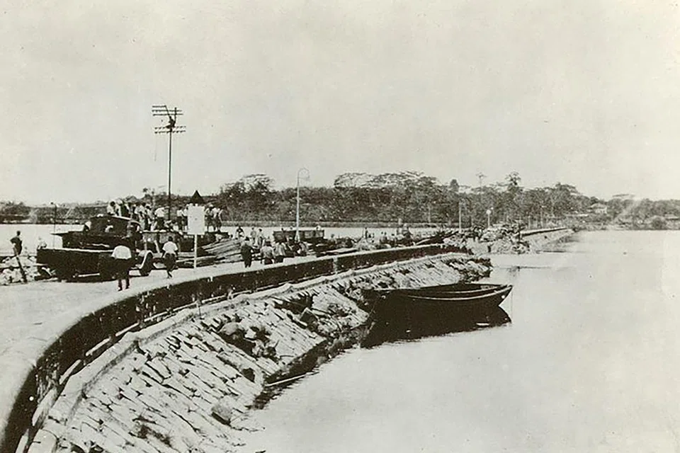 1942: Pada 31 Januari, tentera British meletupkan Tambak Johor, memisahkan Singapura dengan Johor di tanah besar Malaya. Ini dilakukan bagi melengahkan pasukan Jepun, yang baru menawan Johor, daripada memasuki Singapura.