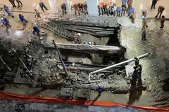 Usaha menyelamat dihentikan dek risiko tinggi untuk pasukan penyelamat. 