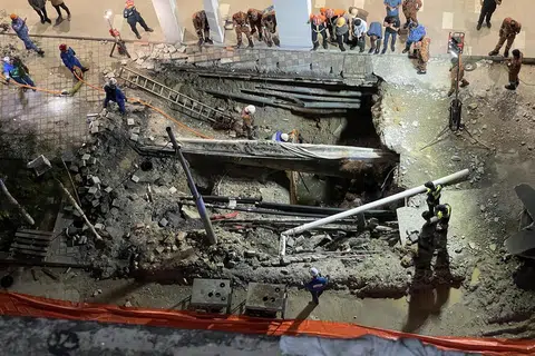 Usaha menyelamat dihentikan dek risiko tinggi untuk pasukan penyelamat. 