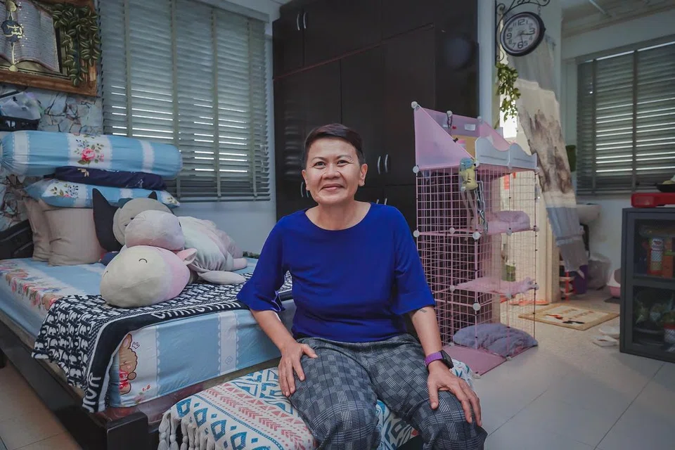 DAPAT SOKONGAN: Selepas setahun hidup tanpa tempat berteduh, berpindah-randah dan pernah gelandangan di tepi pantai, Cik Puspawati Mohd Sanie akhirnya berjaya mendapat rumah sewa sendiri di Sembawang hasil sokongan pekerja sosial, Cik Zulayqha Zulkifli dan pihak lain.