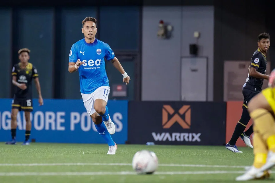 Penyerang Lion City Sailors FC, Shahril Ishak, sedang beraksi menentang Tampines Rovers FC dalam perlawanan Liga Perdana Singapura AIA di Our Tampines Hub pada 18 Mac 2020.