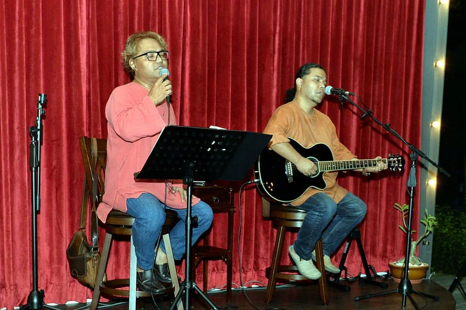 KUMPULAN NURADEE: Mohd Rashid Abdullah (kanan) dan Mohd Noor Abdullah masih terus aktif. - Foto fail