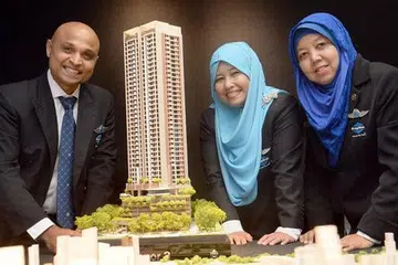 TERPILIH: (Dari kiri) Encik Nizam Gafoor, Cik Kamsaton Rohani dan Cik Jun Abdullah terpilih menjadi kumpulan ejen berprestij, Luxury Real Estate. - Foto TAUFIK A. KADER