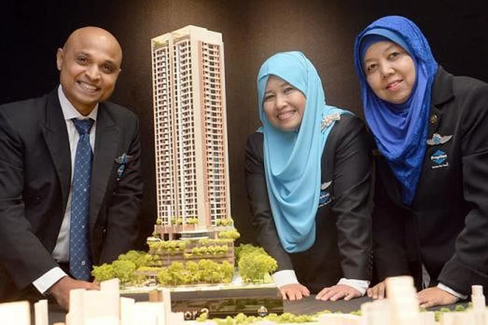 TERPILIH: (Dari kiri) Encik Nizam Gafoor, Cik Kamsaton Rohani dan Cik Jun Abdullah terpilih menjadi kumpulan ejen berprestij, Luxury Real Estate. - Foto TAUFIK A. KADER