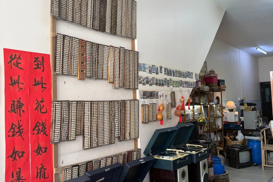 Kedai vintaj di Jalan Carpenter yang menjual barangan lama.