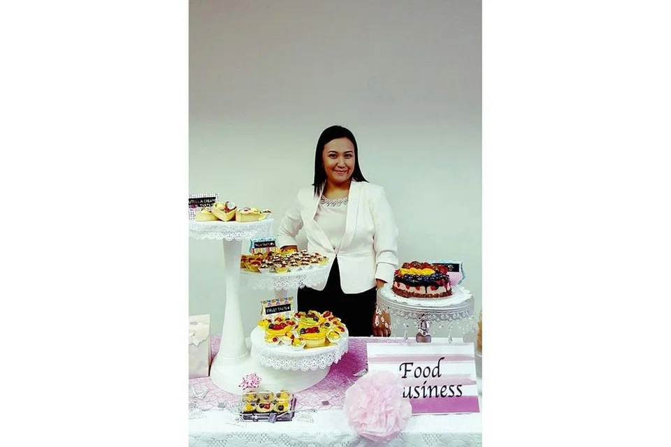 PEROLEH BANYAK ILMU: Dengan mengikuti Program Perniagaan Mikro AMP Singapura, Cik Siti Norafidah banyak mempelajari ilmu baru, bukan sahaja dari segi pemasaran produknya, malah aspek-aspek seperti penjimatan, mematuhi peraturan dan menjadikan perniagaannya menarik bagi pelabur. - Foto ihsan CIK NORAFIDAH MOHD MISLAN