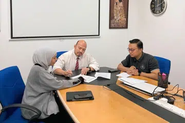 Betty Rahmad mengambil tindakan undang-undang terhadap peniaga Singapura, Alif Adam berkenaan insiden di Celebfest pada 1 Mac. 