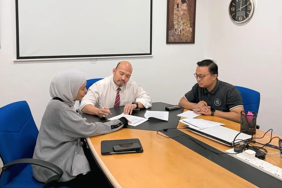 Betty Rahmad mengambil tindakan undang-undang terhadap peniaga Singapura, Alif Adam berkenaan insiden di Celebfest pada 1 Mac. 