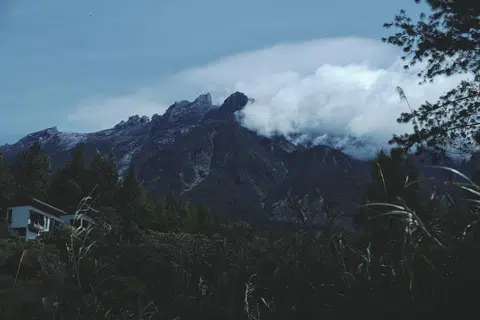 PEMANDANGAN INDAH: Pemandangan gunung Kinabalu dari tempat penginapan Kiram’s Village di Kundasang, Sabah.