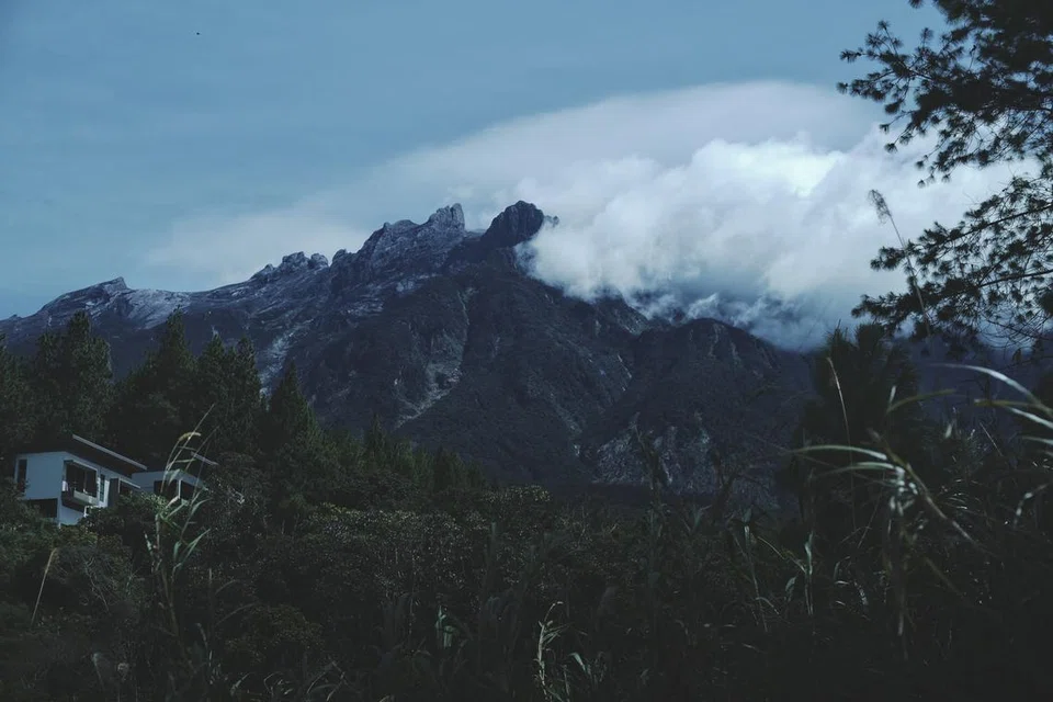 PEMANDANGAN INDAH: Pemandangan gunung Kinabalu dari tempat penginapan Kiram’s Village di Kundasang, Sabah.