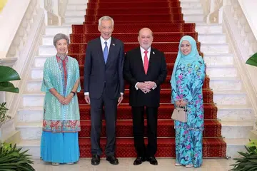 Yang di-Pertuan Agong Malaysia, Sultan Ibrahim, menyampaikan jemputan secara peribadi kepada Menteri Kanan, Encik Lee Hsien Loong, ke majlis pertabalannya ketika beliau mengadakan lawatan negara ke Singapura pada Mei.