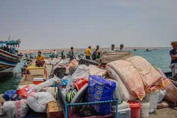 Penduduk Yaman yang melarikan diri daripada pertempuran antara Houthi dengan tentera pemerintah yang disokong Arab Saudi tiba bersama barangan mereka di pesisir Obock, Djibouti, selepas menyeberangi laut pada 14 September 2026. Lebih 120,000 penduduk Yaman dianggarkan kehilangan tempat tinggal susulan peningkatan pertempuran di sepanjang pantai Laut Merah.