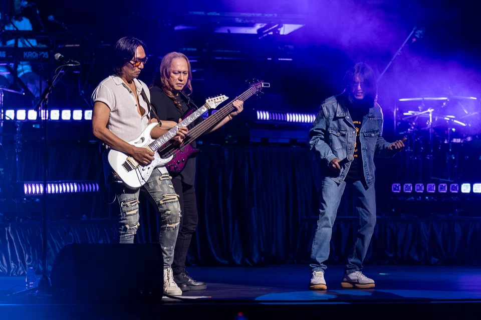 Vokalis Slam, Zamani (kanan) bersama pemain gitar, Shah (kiri) dan pemain bes, Lili. 