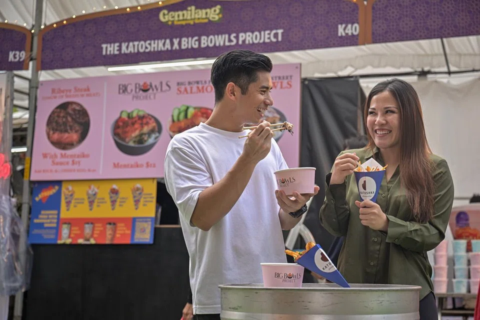 Pemilik gerai Katoshka, Encik Muhammad Hasif Othman, bersama pemilik gerai Big Bowls Project, Cik Habibah Moszay, berharap kerjasama itu akan membantu pemilik perniagaan kecil seperti mereka menyuntik semangat baru sambil mencari cara inovatif untuk menjimatkan kos.