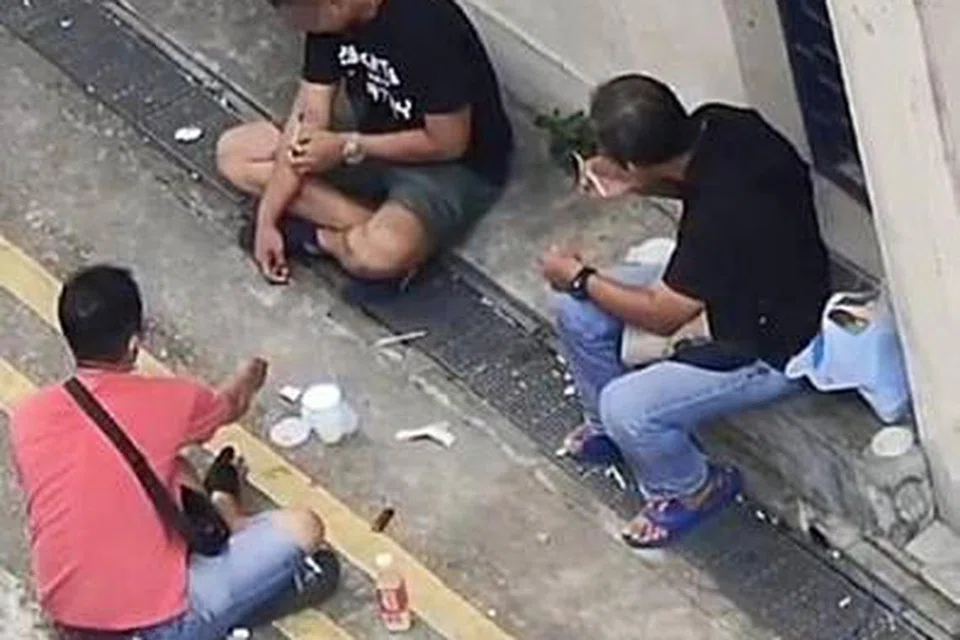 Tidak dapat dipastikan apa yang dilakukan kumpulan lelaki ini di Lorong 20 Geylang.