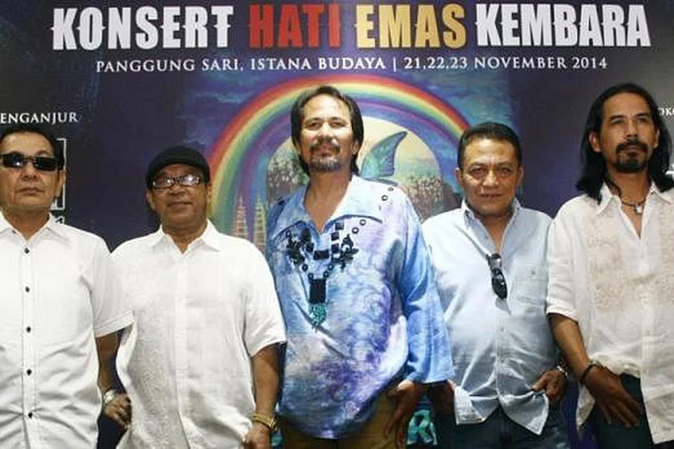 SUSURI NOSTALGIA: Datuk Dr M. Nasir (tengah) teruja menyusur jalan kenangan lagu-lagu rakyat Kembara dalam Konsert Hati Emas Kembara di Istana Budaya, hujung minggu ini. Bersamanya ialah anggota Kembara (dari kiri) S. Sahlan, A. Ali, Cheman dan Zoul. - Foto LUNCAI EMAS SDN BHD