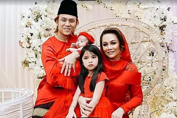 KELUARGA STACY: Stacy bersama suaminya, penyanyi Akim dan anak kandung mereka, Eshaal, dan anak angkat, Bella. - Foto UTUSAN ONLINE